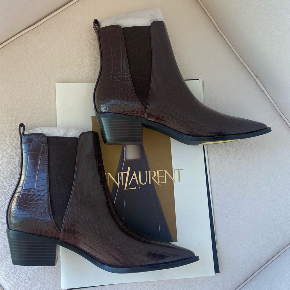 NWOT Dark Chocolate Brown Crocodile-Embossed Ankle Booties Lulu’s size 8